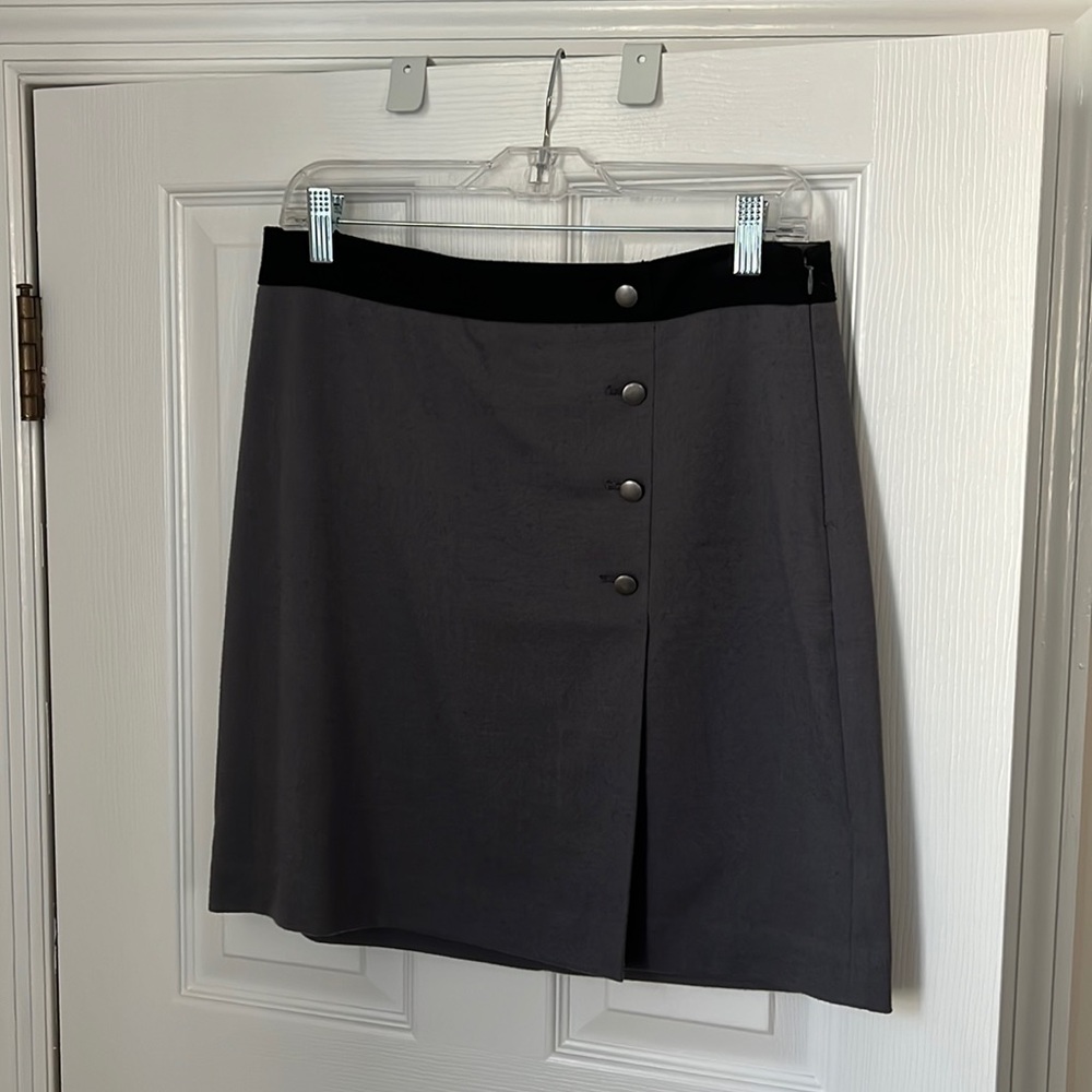 Ann Taylor LOFT SIZE 6P - super cute gray skirt.